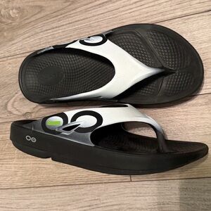 OOFOS Black and White Men's Recovery Flip Flops
